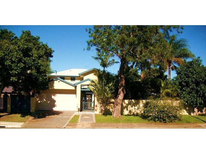 36 T E Peters Drive, Broadbeach Waters QLD 4218