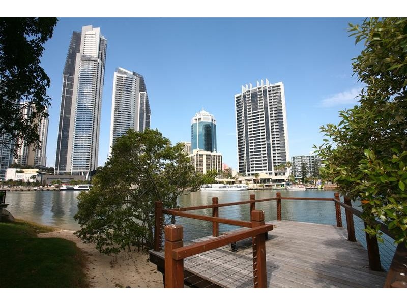 8/18 Tarcoola Crescent, Chevron Island QLD 4217