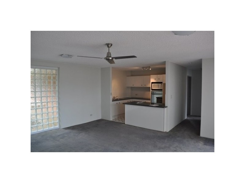 8/18 Tarcoola Crescent, Chevron Island QLD 4217