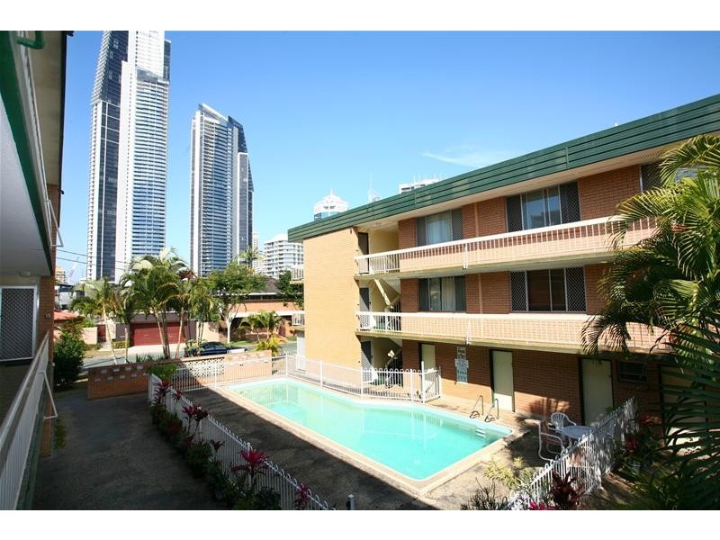 8/18 Tarcoola Crescent, Chevron Island QLD 4217