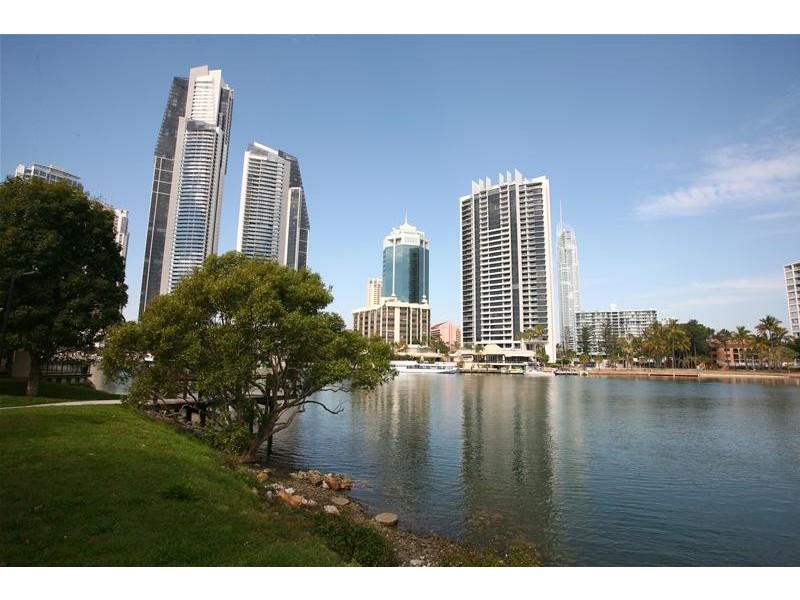 8/18 Tarcoola Crescent, Chevron Island QLD 4217