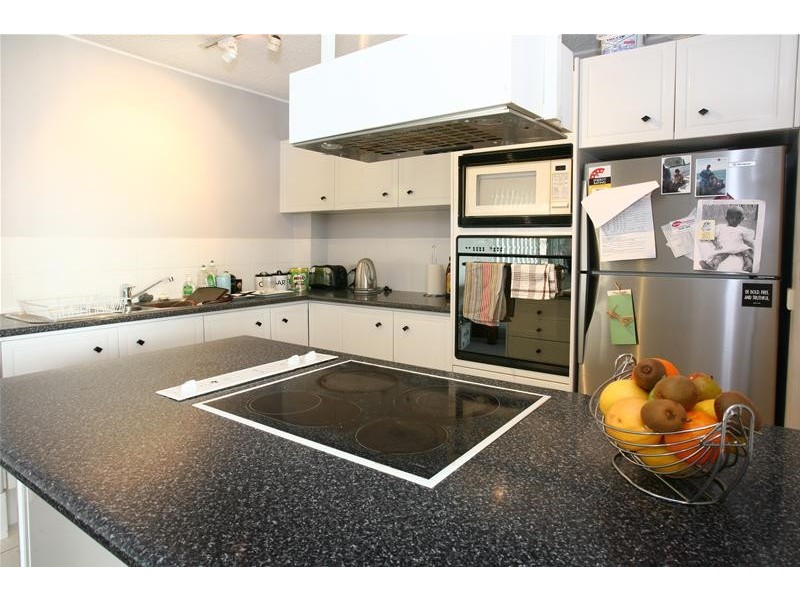 8/18 Tarcoola Crescent, Chevron Island QLD 4217