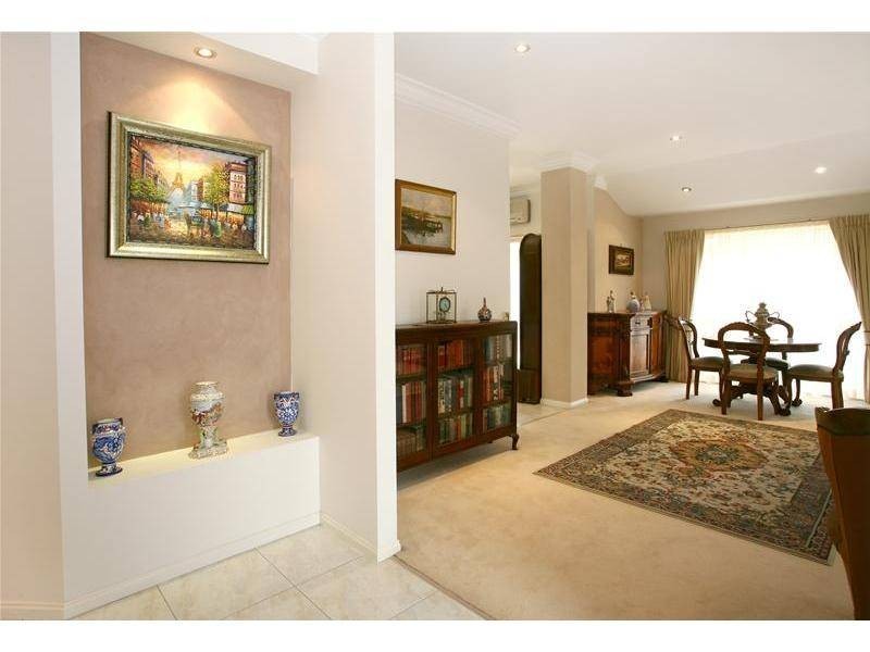 6 Sternlight Close, Clear Island Waters QLD 4226