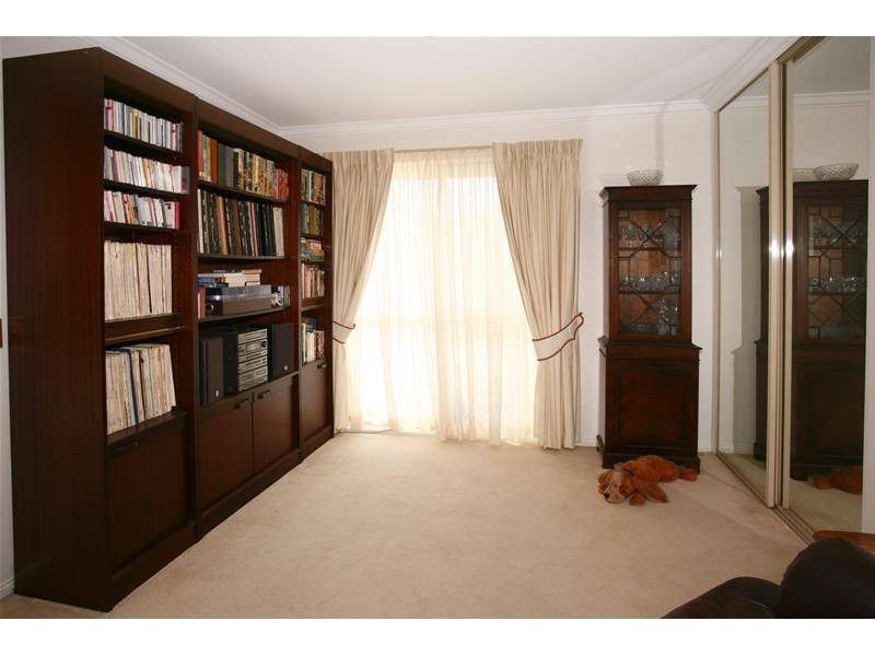 6 Sternlight Close, Clear Island Waters QLD 4226