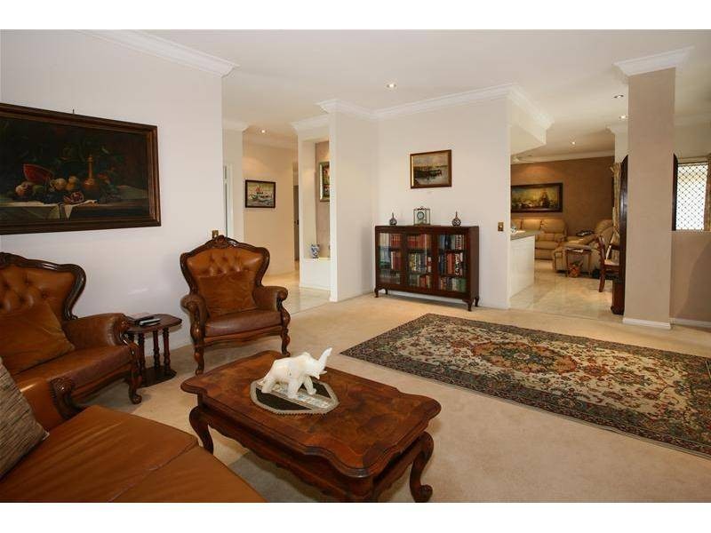 6 Sternlight Close, Clear Island Waters QLD 4226