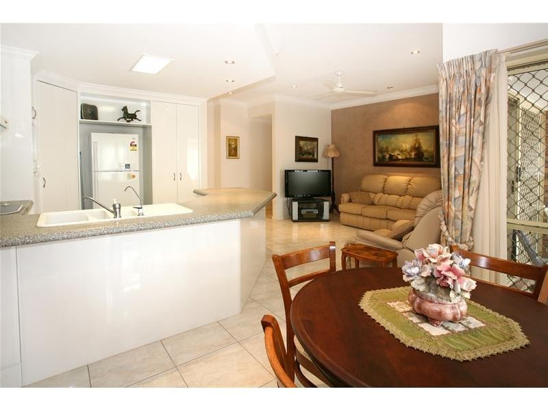 6 Sternlight Close, Clear Island Waters QLD 4226