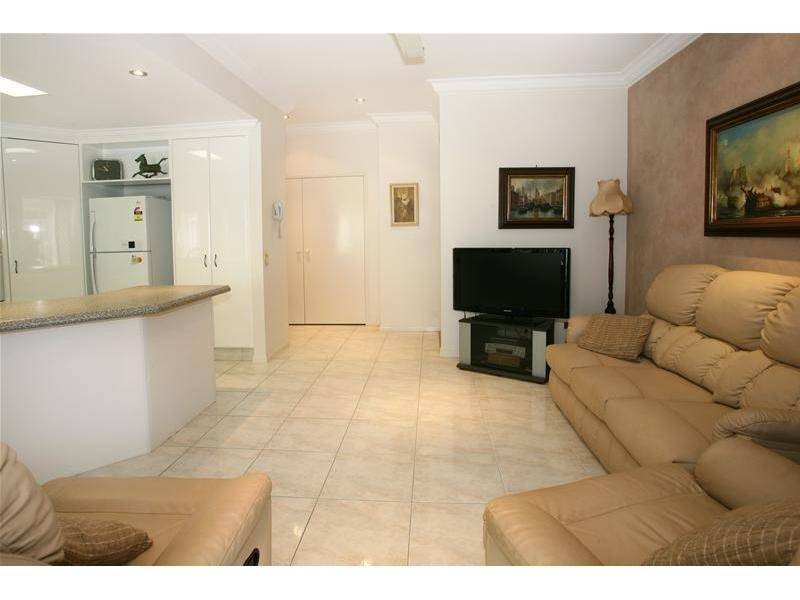 6 Sternlight Close, Clear Island Waters QLD 4226