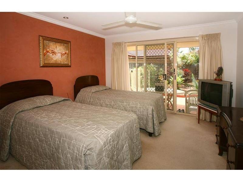6 Sternlight Close, Clear Island Waters QLD 4226
