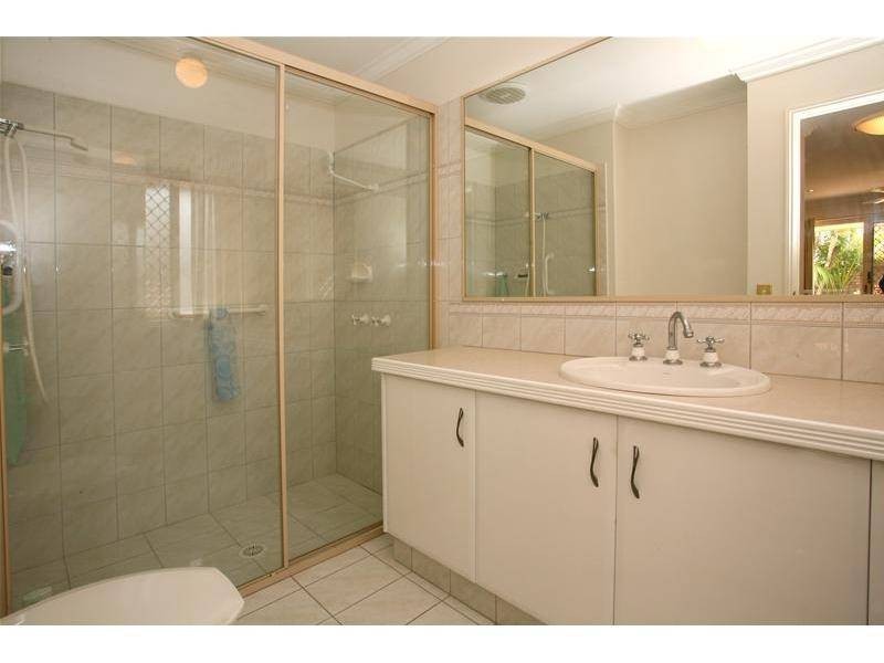 6 Sternlight Close, Clear Island Waters QLD 4226