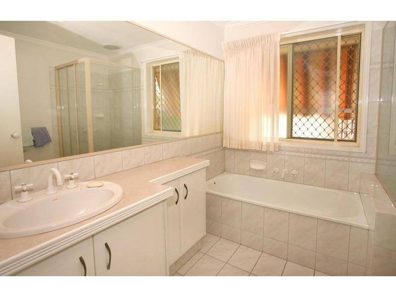 6 Sternlight Close, Clear Island Waters QLD 4226