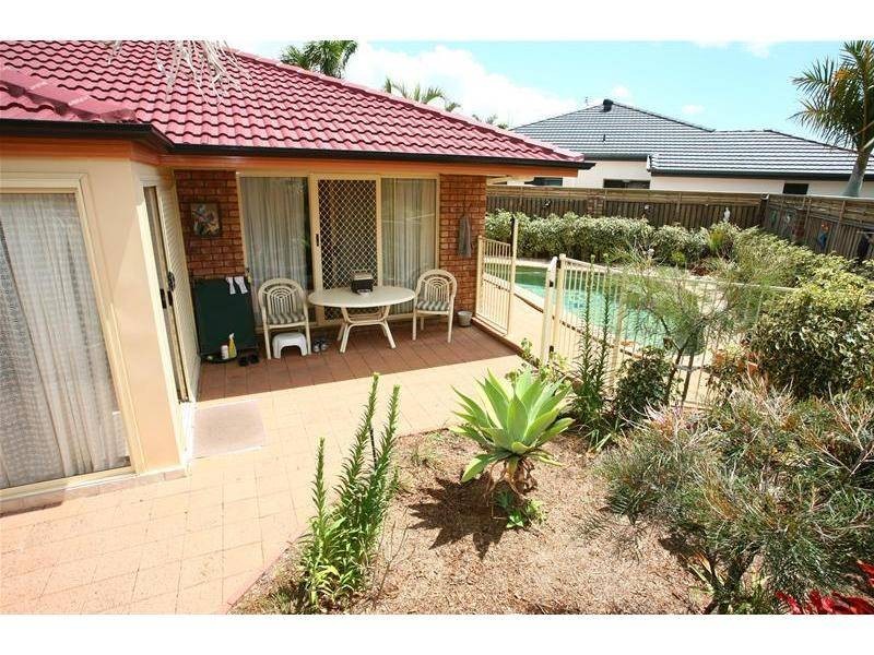 6 Sternlight Close, Clear Island Waters QLD 4226