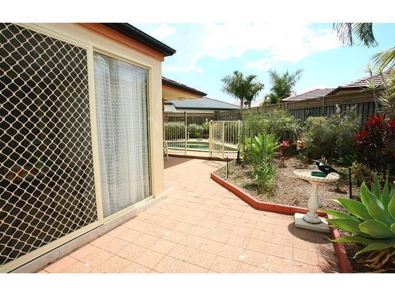6 Sternlight Close, Clear Island Waters QLD 4226