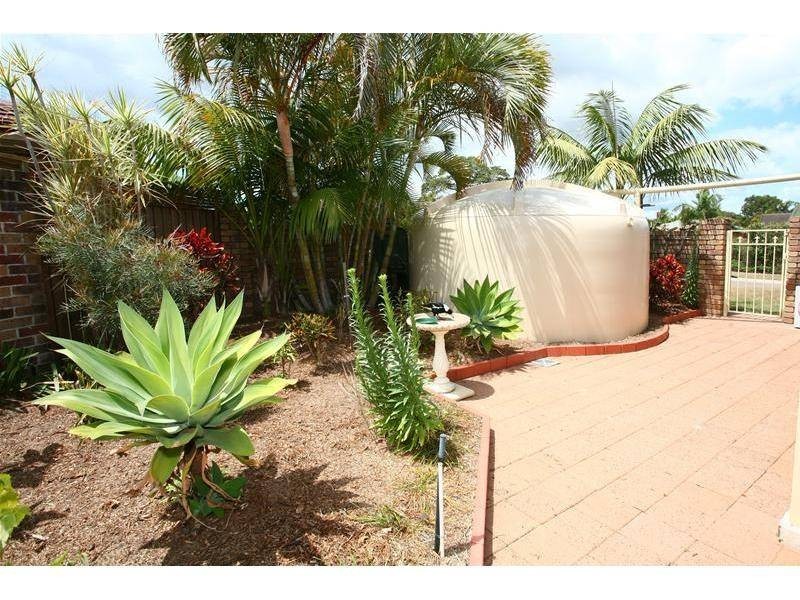 6 Sternlight Close, Clear Island Waters QLD 4226