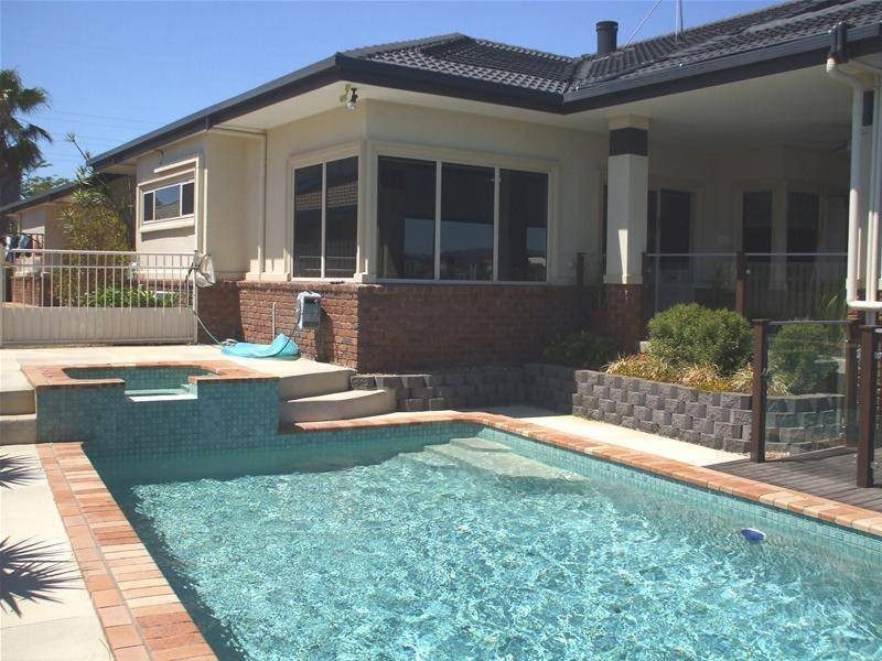 Clear Island Waters QLD 4226