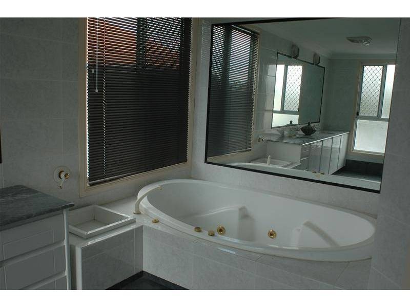 1 Cutwater Close, Clear Island Waters QLD 4226