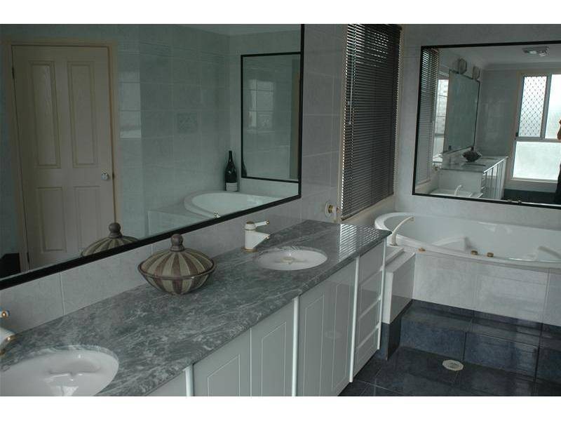 1 Cutwater Close, Clear Island Waters QLD 4226