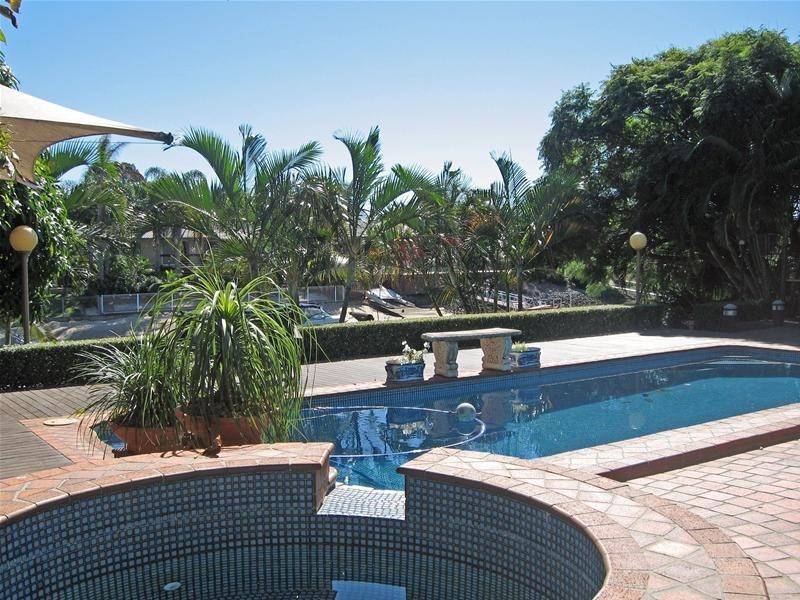 12 Winch Court, Mermaid Waters QLD 4218