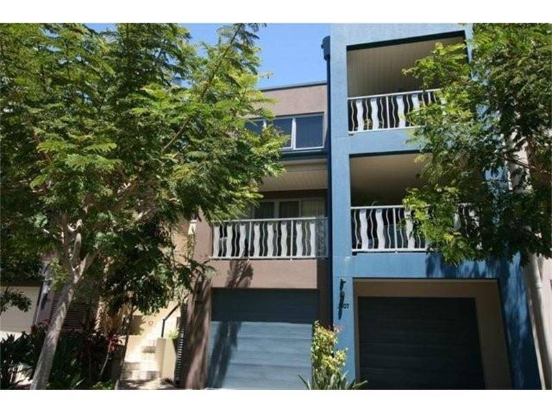 3306 Central Place, Carrara QLD 4211