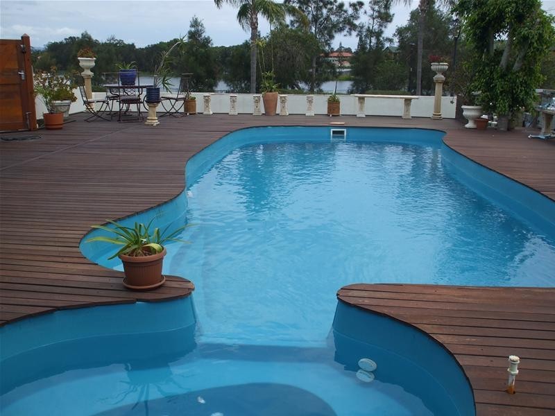 16 Santa Cruz Boulevard, Clear Island Waters QLD 4226