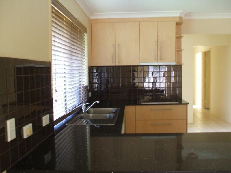 8 Wagin Court, Mermaid Waters QLD 4218