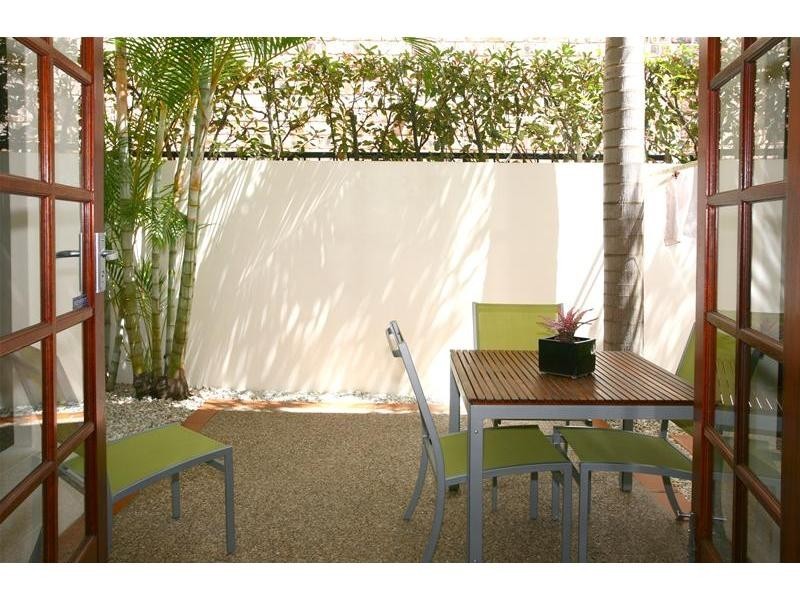 1/6 Parneno Street, Surfers Paradise QLD 4217