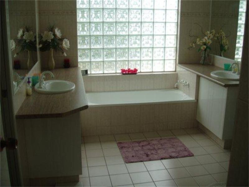 37 Clipper Boulevard, Clear Island Waters QLD 4226