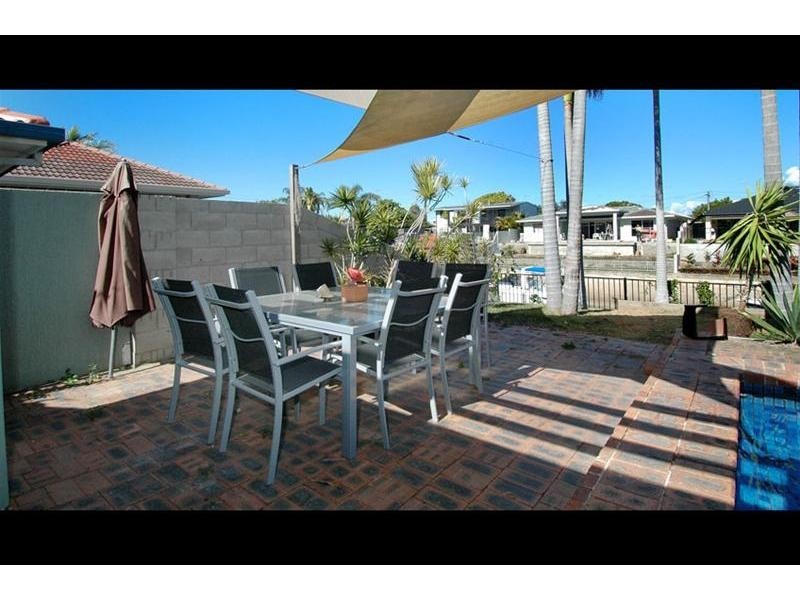 8 Bahia Court, Broadbeach Waters QLD 4218