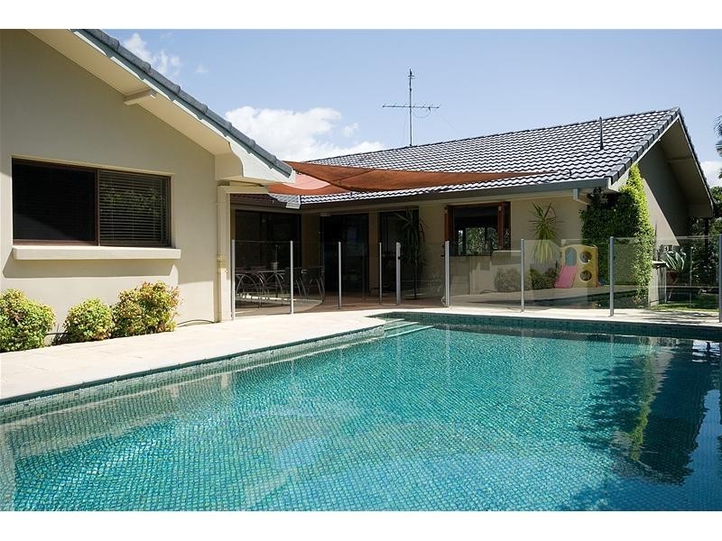 4 Beverley Crescent, Broadbeach Waters QLD 4218