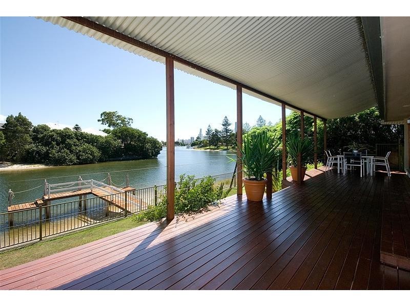 4 Beverley Crescent, Broadbeach Waters QLD 4218