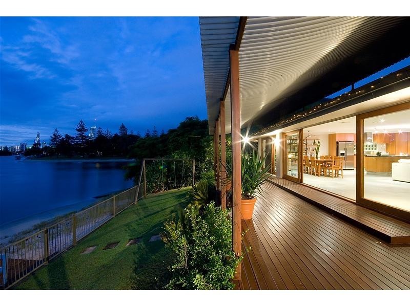 4 Beverley Crescent, Broadbeach Waters QLD 4218