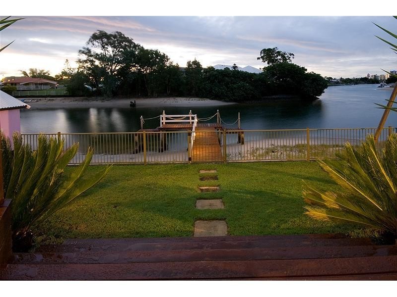 4 Beverley Crescent, Broadbeach Waters QLD 4218