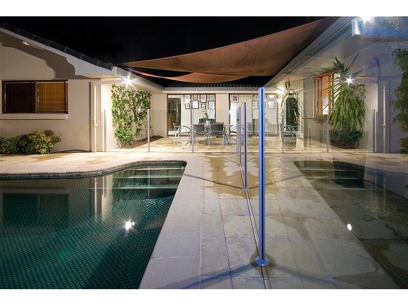 4 Beverley Crescent, Broadbeach Waters QLD 4218