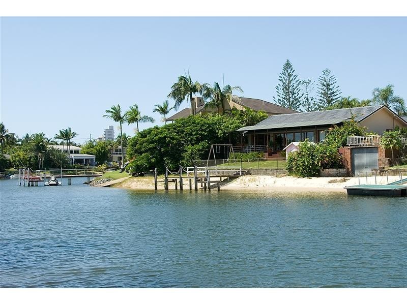4 Beverley Crescent, Broadbeach Waters QLD 4218