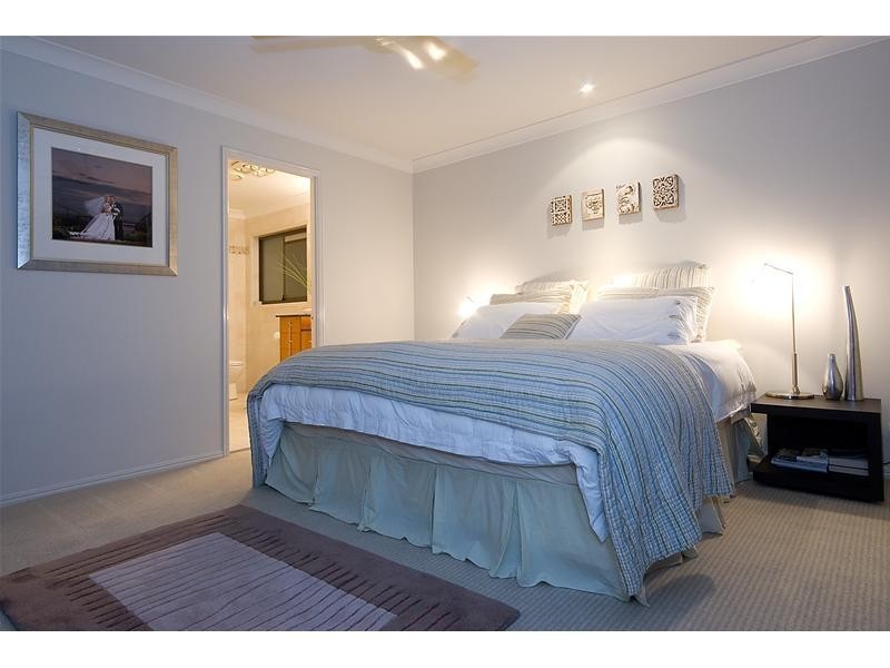 4 Beverley Crescent, Broadbeach Waters QLD 4218