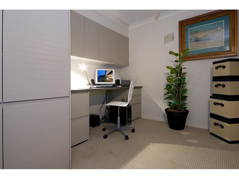 4 Beverley Crescent, Broadbeach Waters QLD 4218