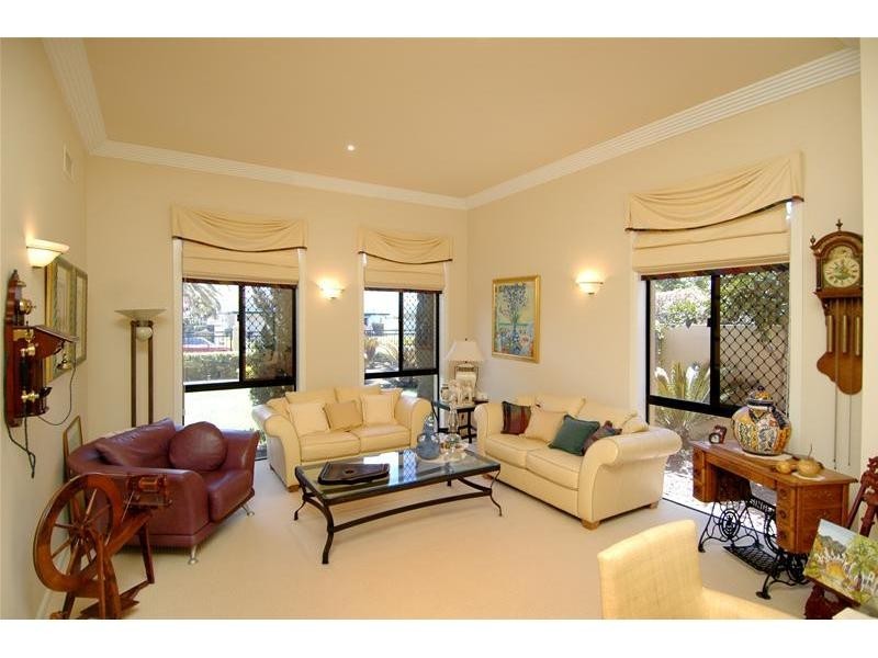 10 Bollard Circuit, Clear Island Waters QLD 4226
