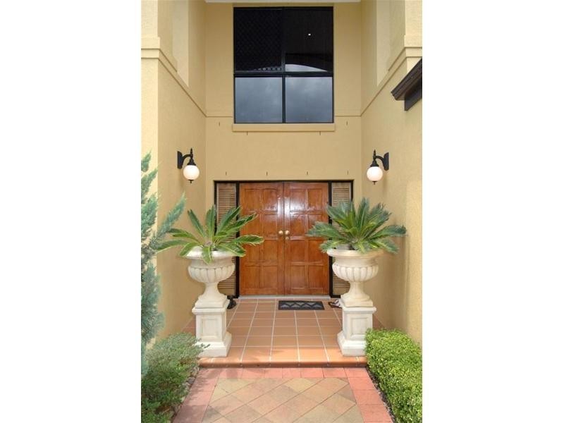 10 Bollard Circuit, Clear Island Waters QLD 4226