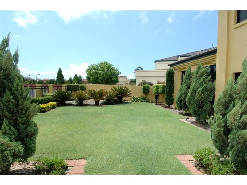 10 Bollard Circuit, Clear Island Waters QLD 4226