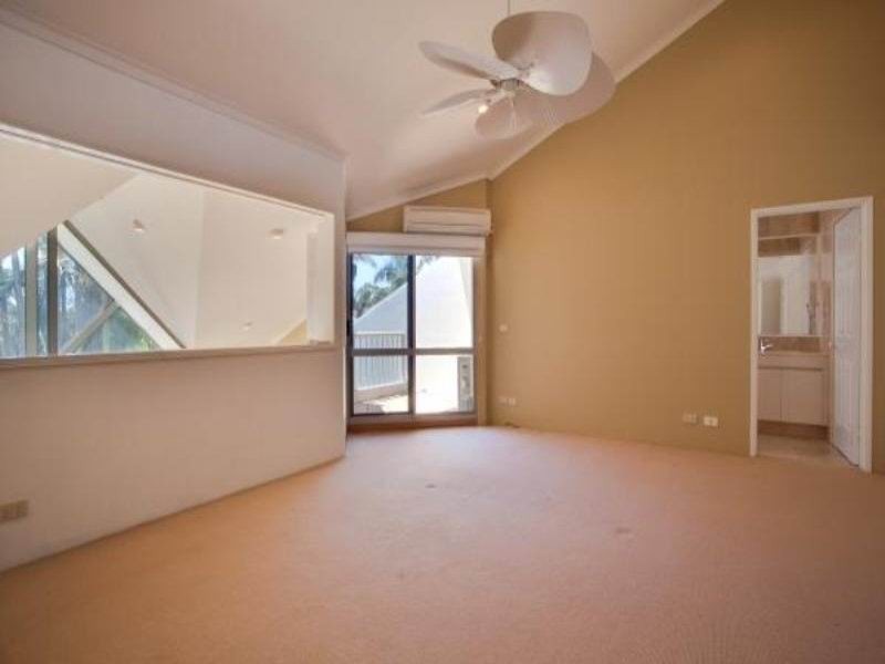 4/125 Santa Cruz Blvde, Clear Island Waters QLD 4226