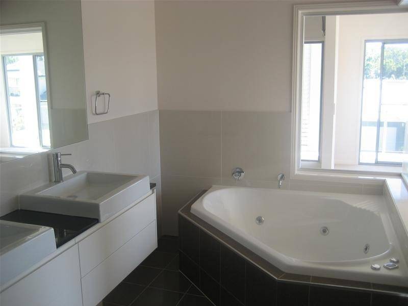 2/30 Heights Drive, Robina QLD 4226