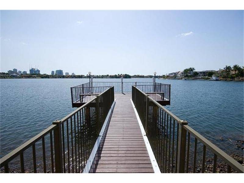 12 Lowanna Court, Mermaid Waters QLD 4218