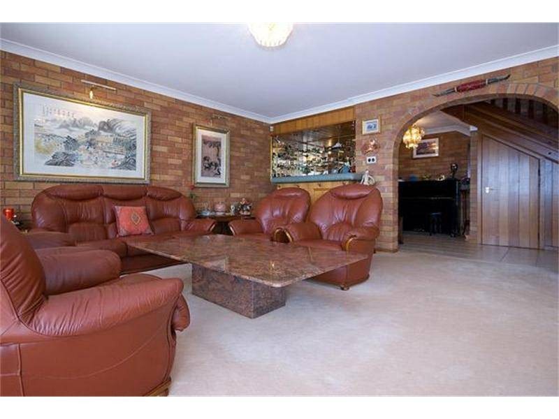 12 Lowanna Court, Mermaid Waters QLD 4218
