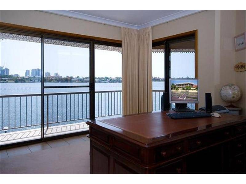 12 Lowanna Court, Mermaid Waters QLD 4218