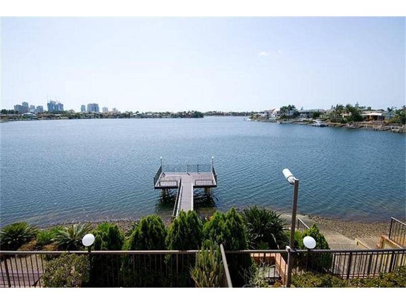 12 Lowanna Court, Mermaid Waters QLD 4218