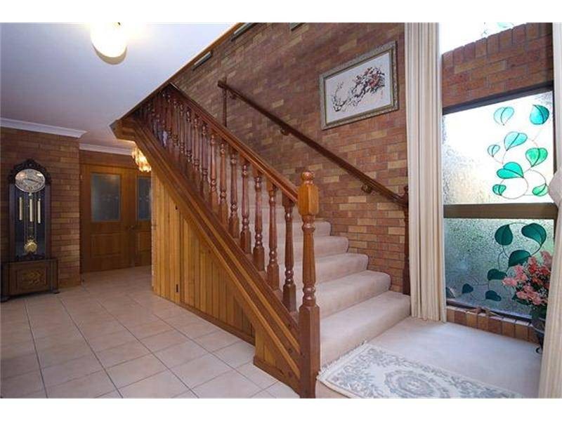 12 Lowanna Court, Mermaid Waters QLD 4218