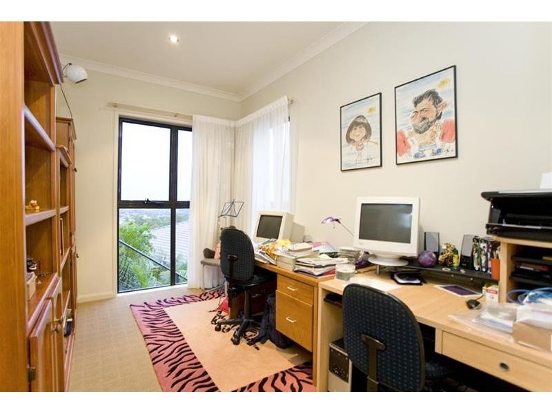 8 Galleria Court, Highland Park QLD 4211