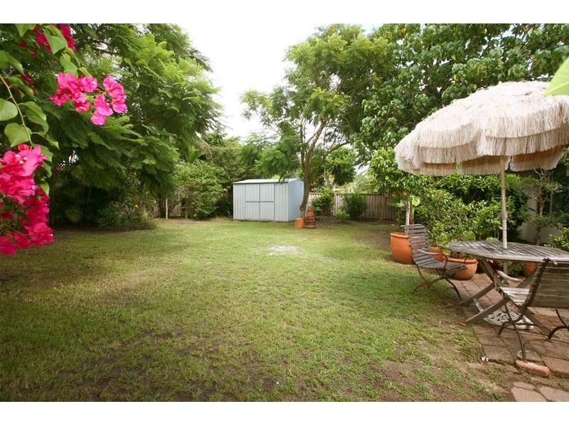 6 Wanderer Avenue, Mermaid Waters QLD 4218