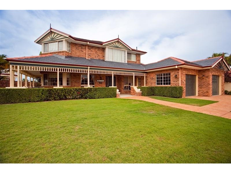 120 Santa Cruz Boulevard, Clear Island Waters QLD 4226