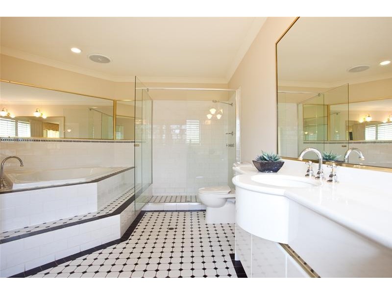 120 Santa Cruz Boulevard, Clear Island Waters QLD 4226