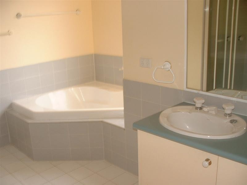 5 Antigua Way, Clear Island Waters QLD 4226